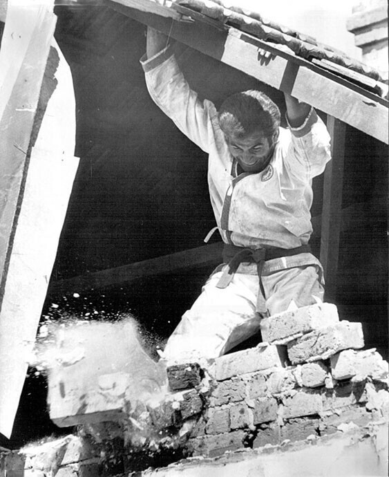 Сентябрь 1972 года. Дарлингтон. 33-летний инструктор школы карате Фред Велла обещал снести этот дом без применения инструмента и средств механизации. Фото M. McKeown.
