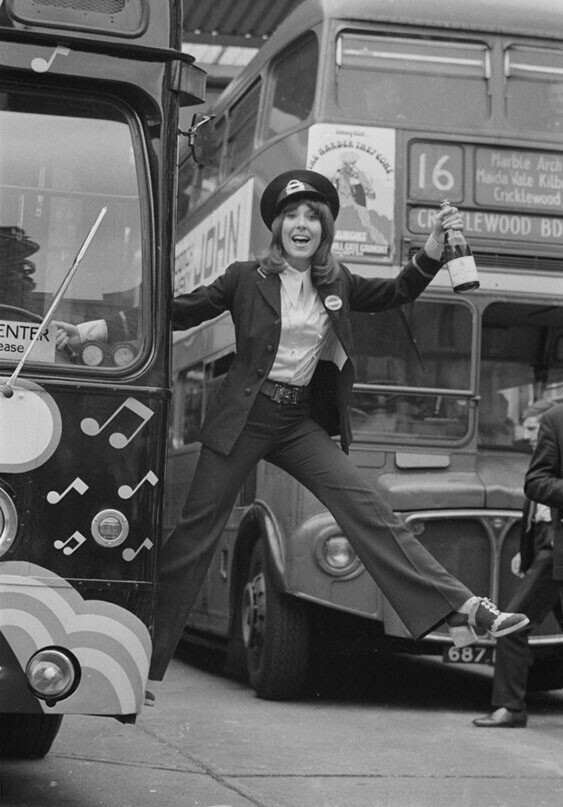 13 сентября 1972 года. Британская актриса и певица Анита Харрис в рекламной акции «Поп-автобус» компании London Transport. Фото R. Powell.