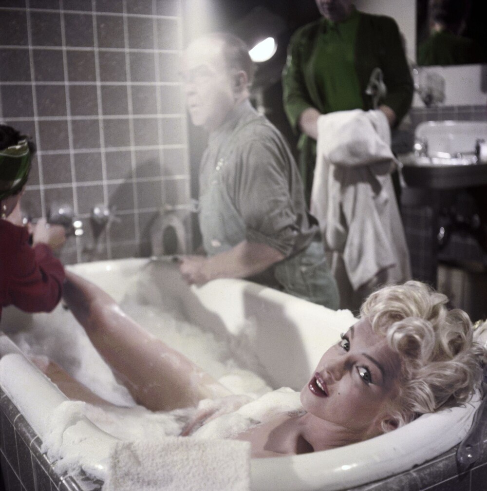 Мэрилин Монро в ванне кадры из фильма