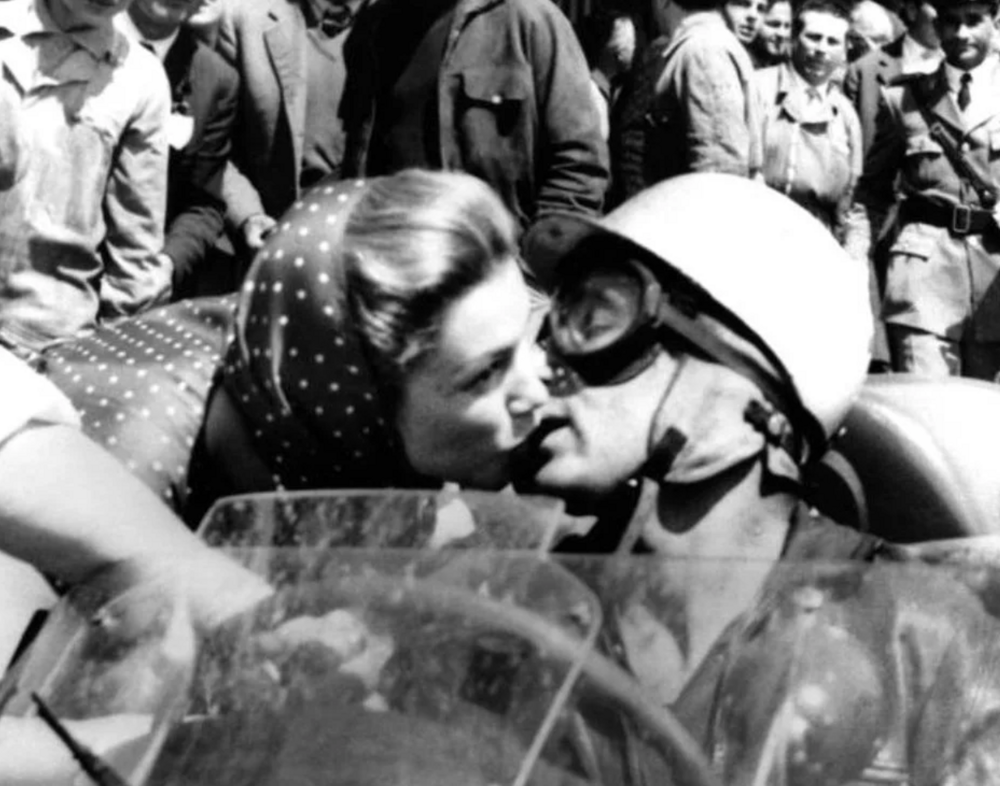 "Последний поцелуй". Поцелуй испанского гонщика Альфонсо де Портаго и актрисы Линды Кристиан перед гонкой Mille Miglia. За 120 километров до финиша гонщик попал в аварию и скончался