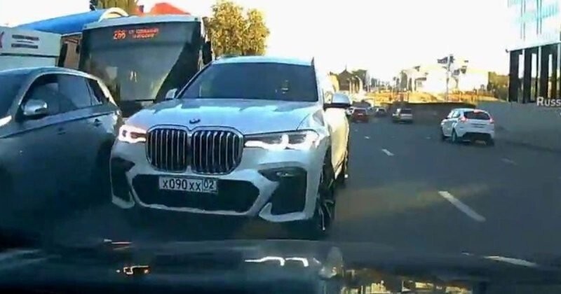 «Хозяин жизни» на BMW решил объехать пробку по встречной полосе