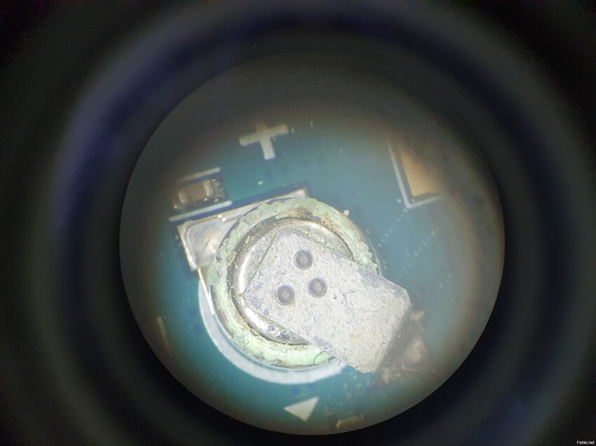 Батарейка на плате телефона потекла (фото через микроскоп)