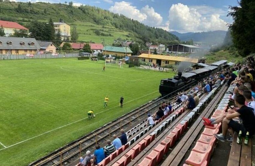 Футбольный стадион, через который проходят поезда