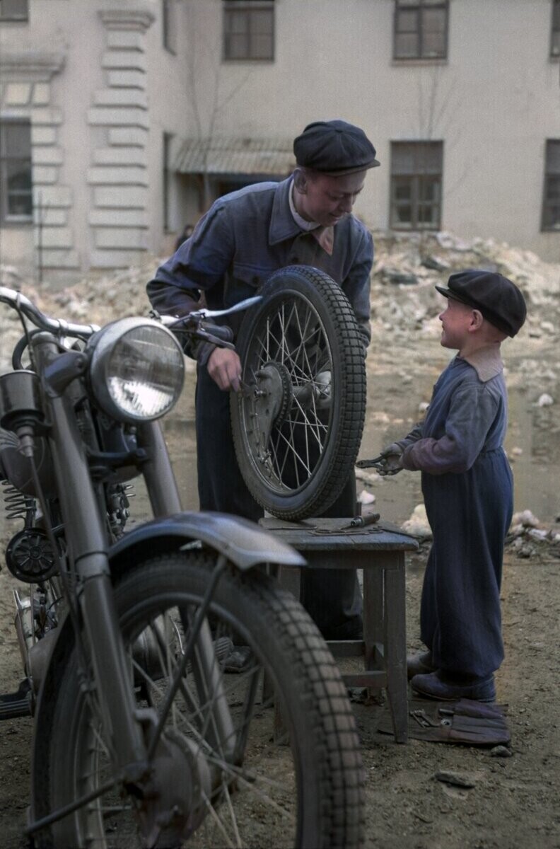 Маленький помощник. Иваново, 1956 год.
