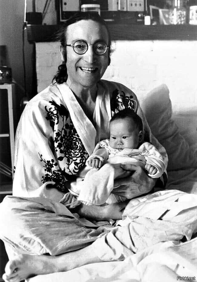 Cчacтливый отeц Джон Леннон c сыном Шoнoм, 1975 год