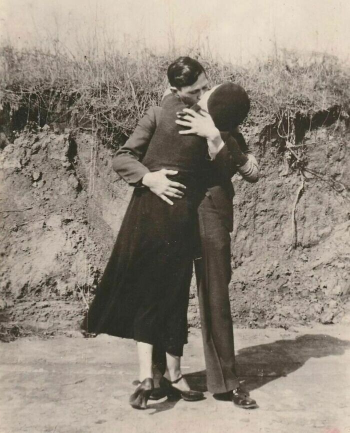 Последний поцелуй Бонни и Клайда за несколько часов до их расстрела полицией, 23 мая 1934 года
