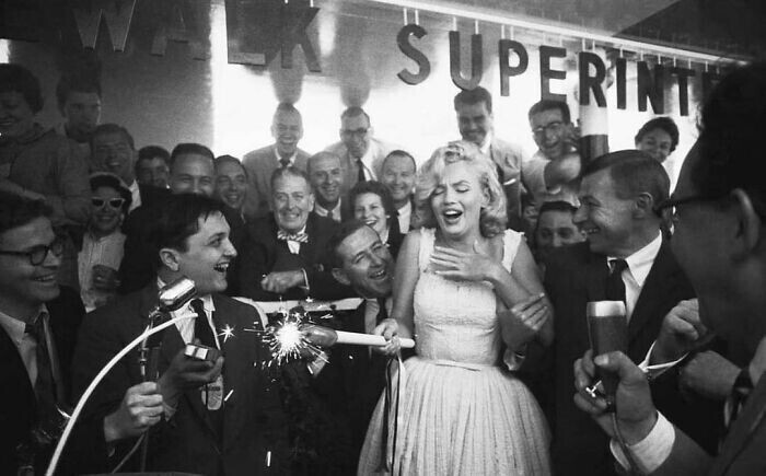 Мэрилин Монро с петардой в руках открывает здание Time-Life в Нью-Йорке, 1957 год