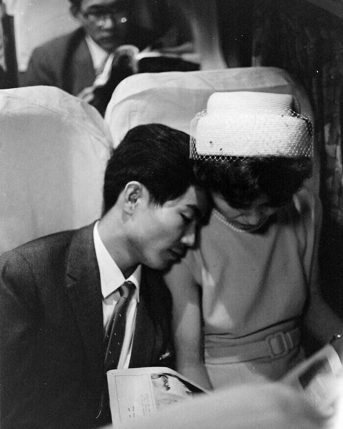 Молодожены едут в поезде, направляющемся в Токио, Япония, 1964 год