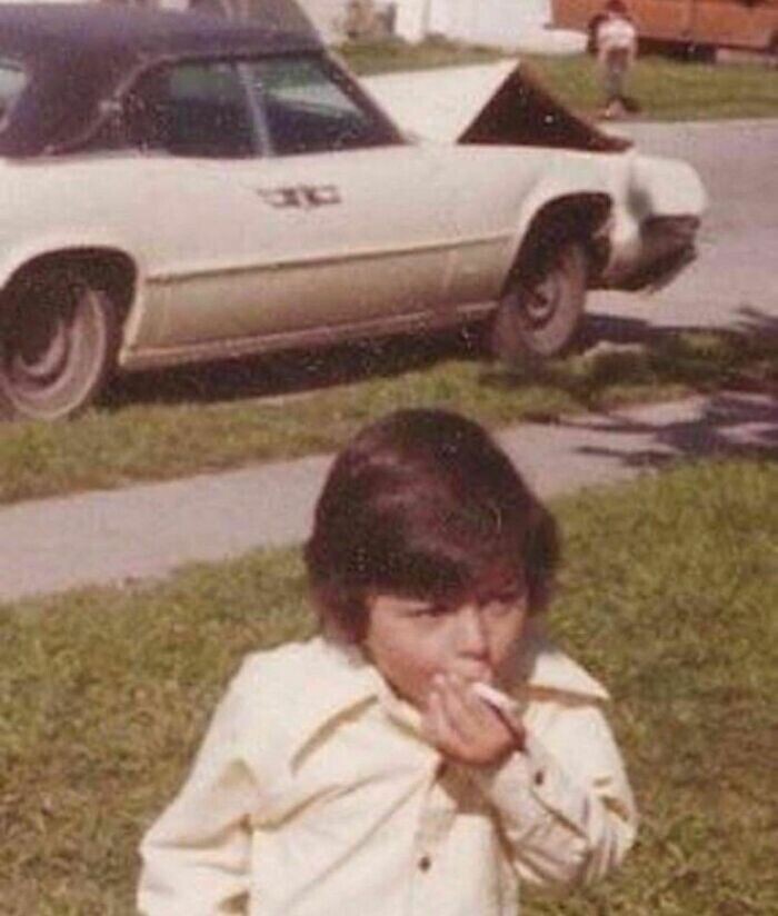 Мальчик, который  угнал машину отца и разбил ее, делает последнюю затяжку сигаретой перед тем, как столкнуться с последствиями. 1974 год