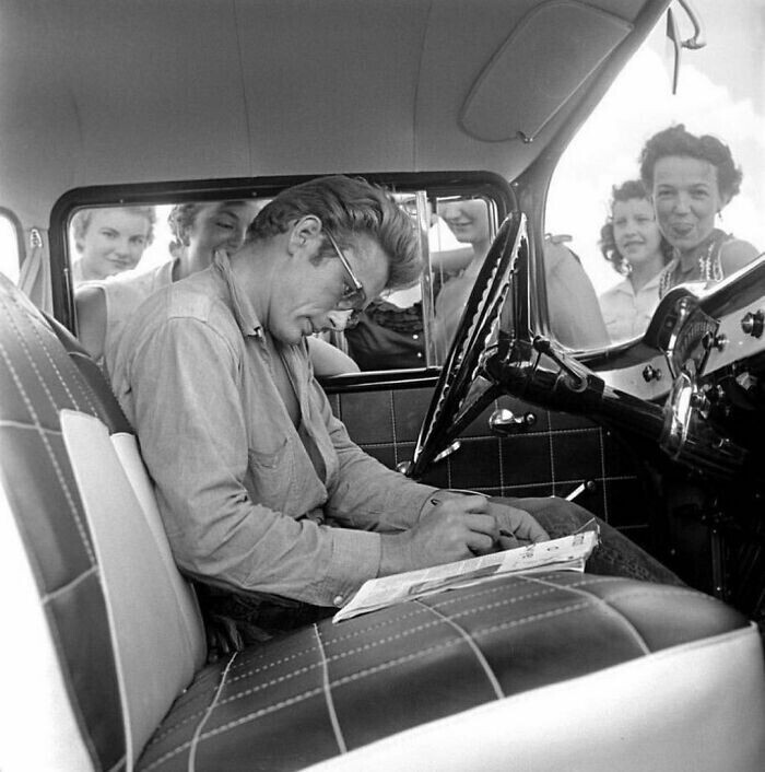 Джеймс Дин раздает автографы в своей машине, 1950-е годы