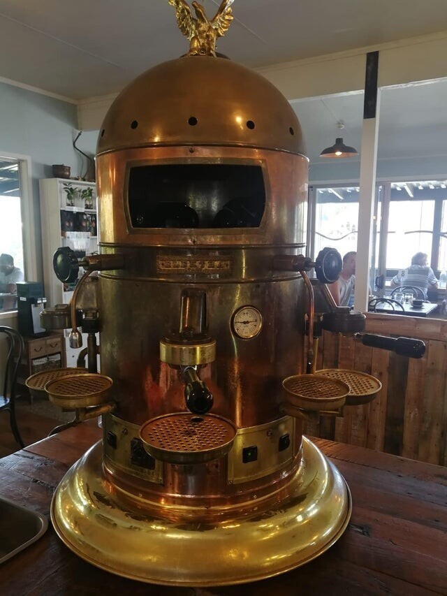 Старинная бронзовая кофеварка в рабочем состоянии