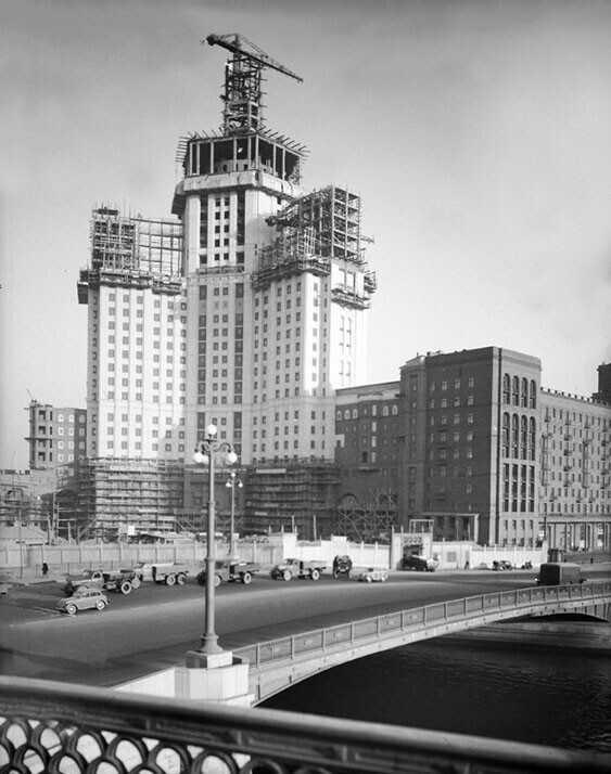 Строительство высотного здания на Котельнической набережной. Фото Н. Грановского Москва, 1 ноября 1950 год
