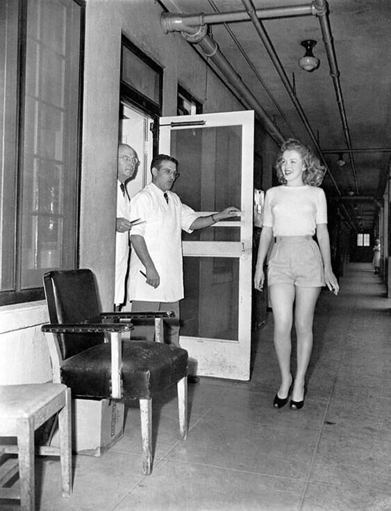 Парикмахеры заманивают Мэрилин Монро. Территория студии 20th Century Fox / фото Эда Бэрда, 1947 год