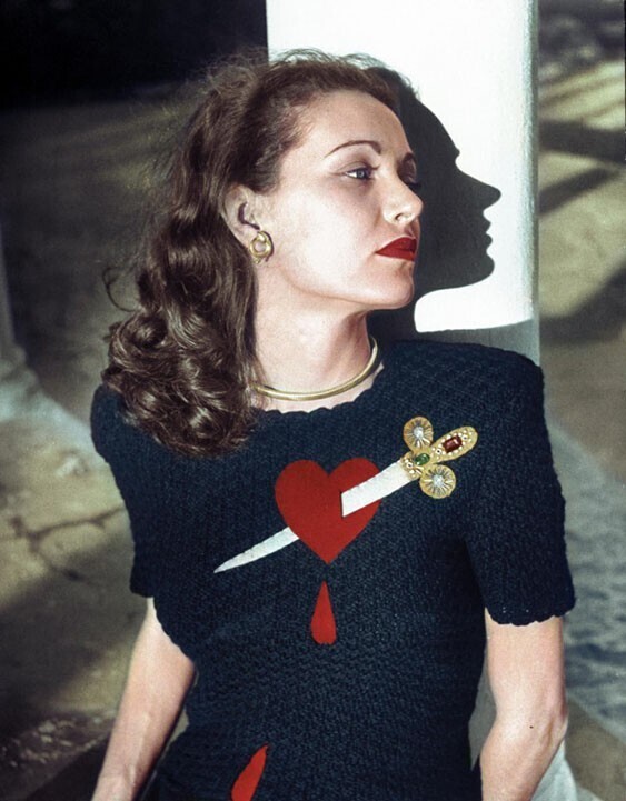 Кинжал, украшенным драгоценными камнями, пронзил сердце девушки. 1947 год