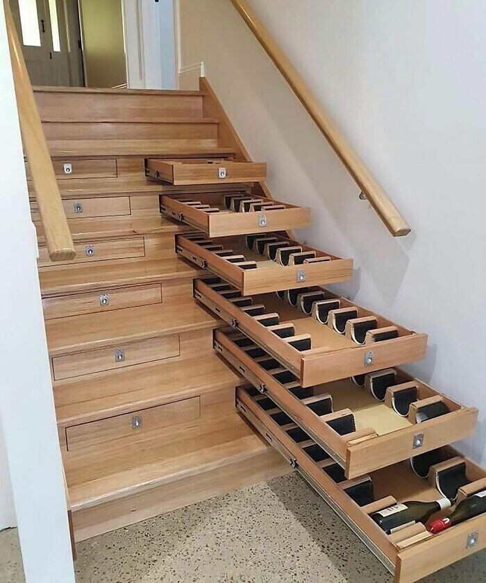 Спрятанные в лестнице ящички для вина