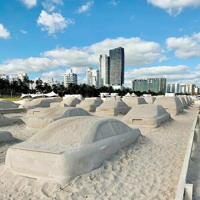 Инсталляция в виде пробки на пляже в Майями