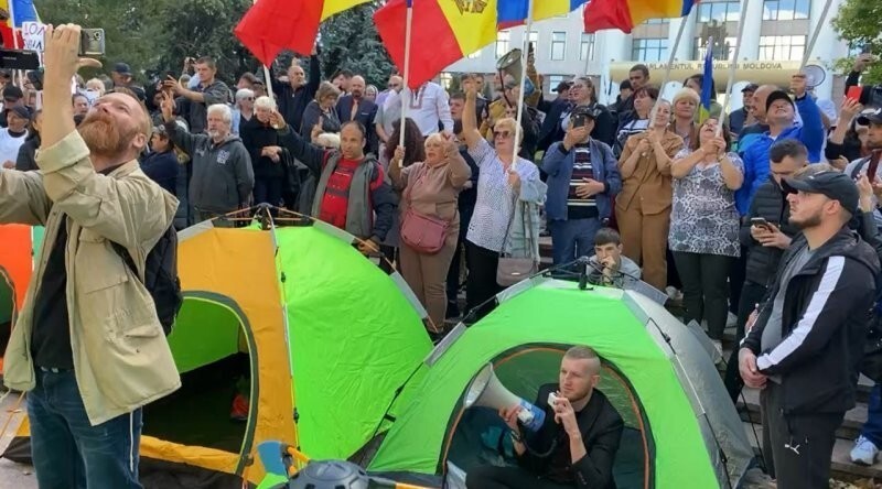 Палатки на площади. Станет ли партия «Шор» ядром протестного движения в Молдове?
