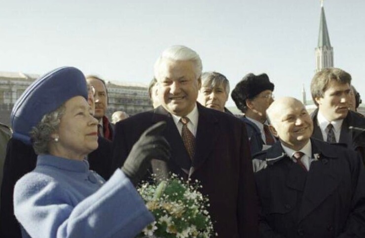 2. Королева в компании Бориса Ельцина на Красной площади. 1994 год