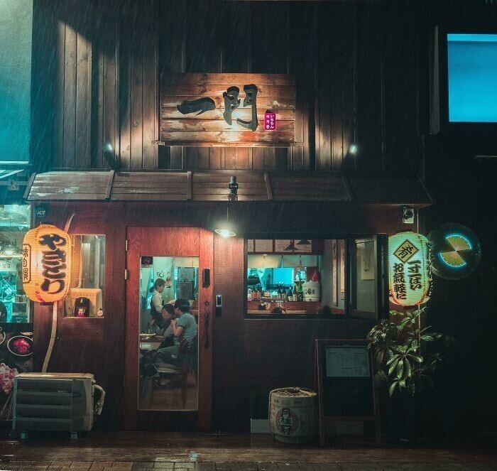 3. Японский ресторан дождливым вечером