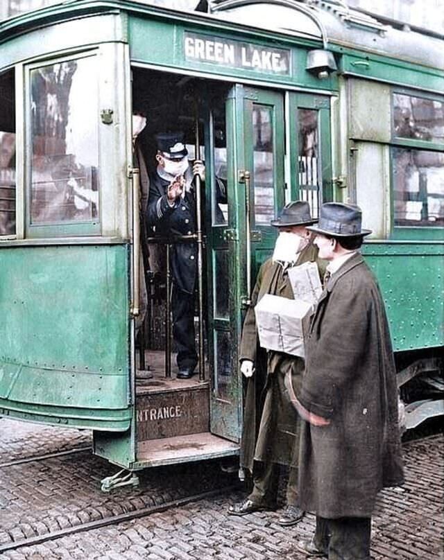 Кондуктор проверяет у потенциальных пассажиров наличие масок в Сиэтле, 1918 год