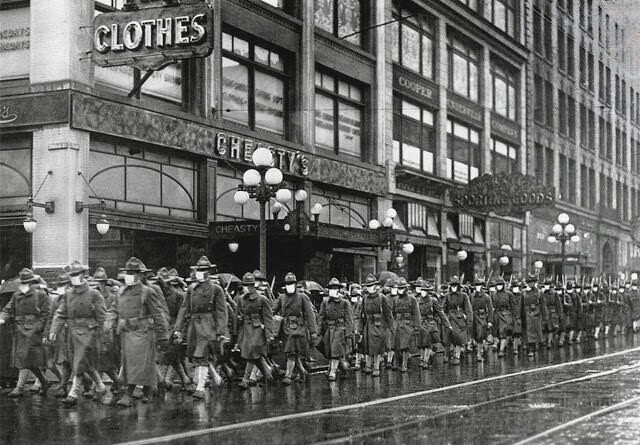 39-й полк армии США в масках для профилактики гриппа в Сиэтле, декабрь 1918 года. Солдаты направляются во Францию