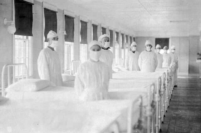 Санитары готовы принять пациентов в гриппозном отделении Военно-морского госпиталя США на Мэр-Айленде, Калифорния, 10 декабря 1918 года
