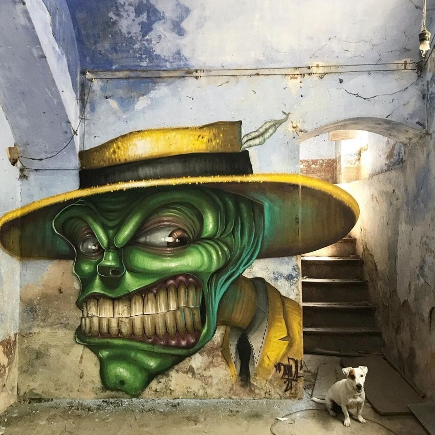 Художник из Барселоны рисует пугающие мультяшные граффити с популярными персонажами