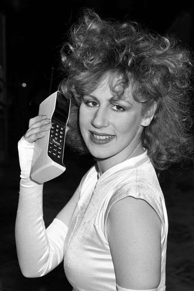Модель позирует с телефоном Cellnet. Лондон, 1985 год