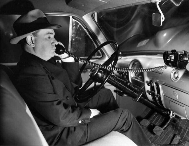 Мужчина, разговаривающий по телефону в авто, 1954 год