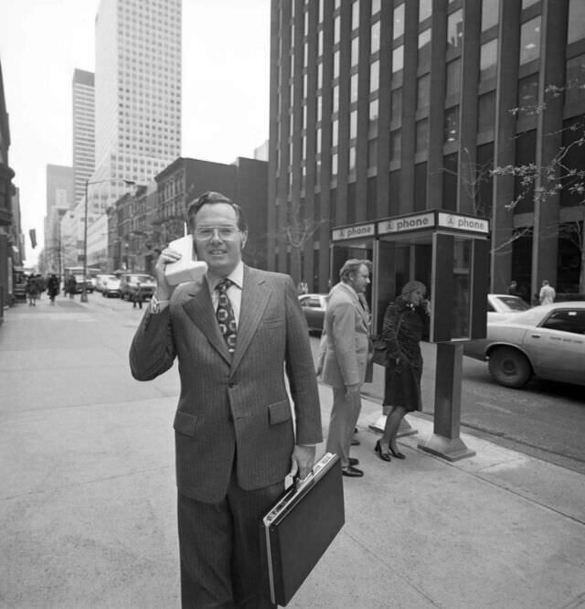 Сам инженер Джон Митчелл со своим телефоном, 1973 год