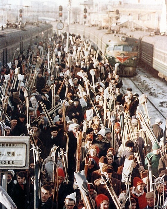 Возвращение с лыжной прогулки. Ленинградский вокзал, Москва, 1963 год.
