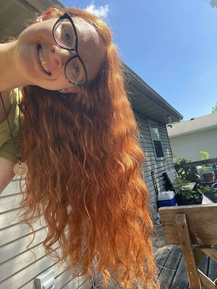 12. "Мои волосы на солнце выглядят как огонь"