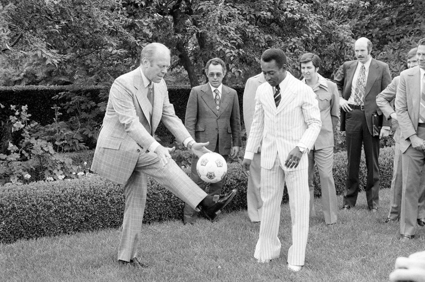 Президент Форд демонстрирует Пеле свои футбольные навыки