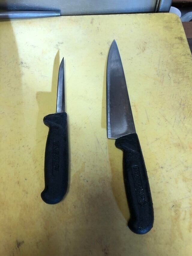 Так выглядят годы использования на коммерческой кухне...нож слева когда-то был таким же, как нож справа
