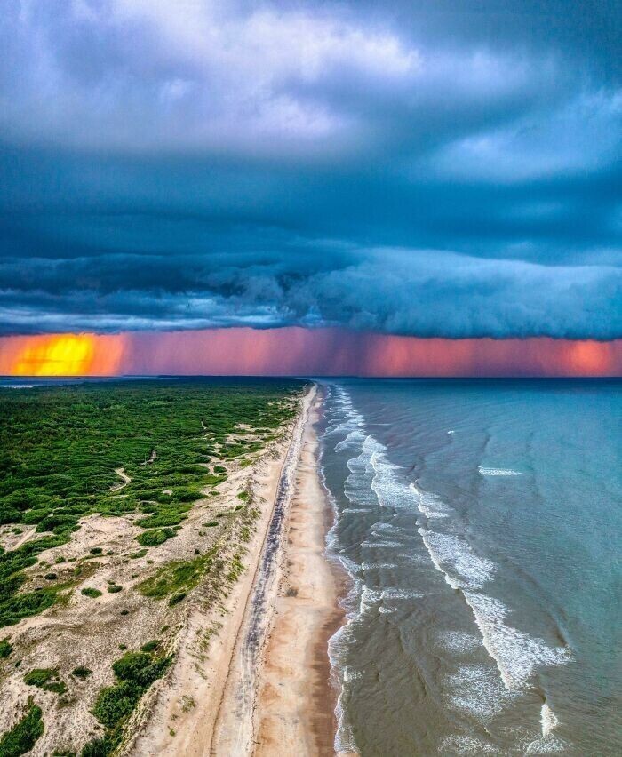 Штормовой закат на пляже Уайлд Хорс, Северная Каролина