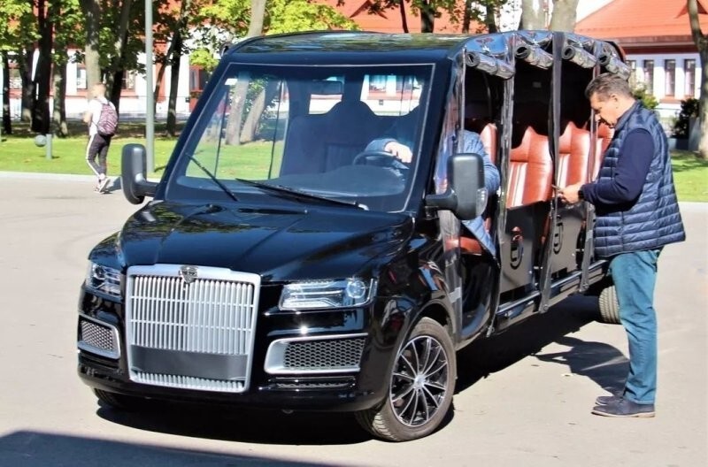 На ВДНХ заметили экскурсионный электробус с дизайном в стиле минивэна Aurus