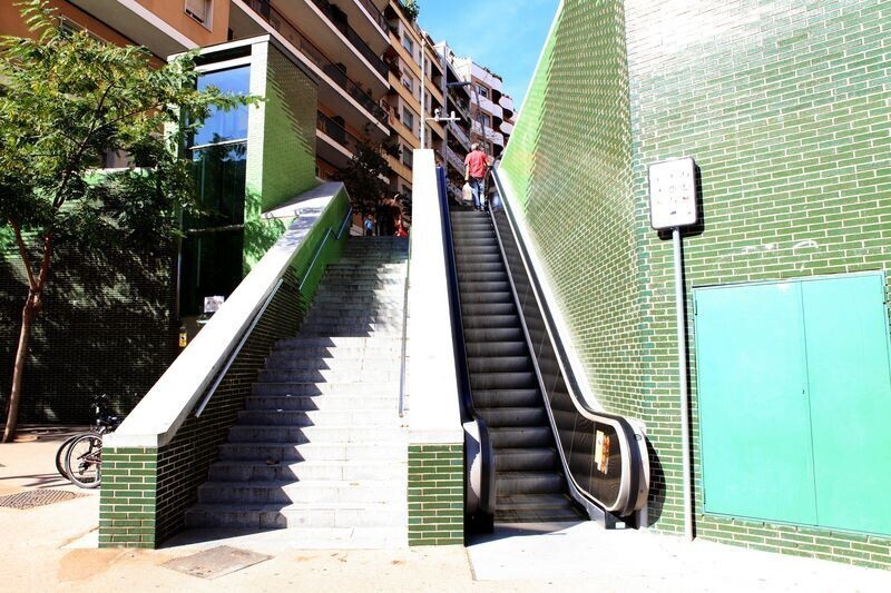 Лиссабон состоит из 7 холмов. Чтобы облегчить передвижение жителей и туристов между различными районами, некоторые эскалаторы установлены на улице