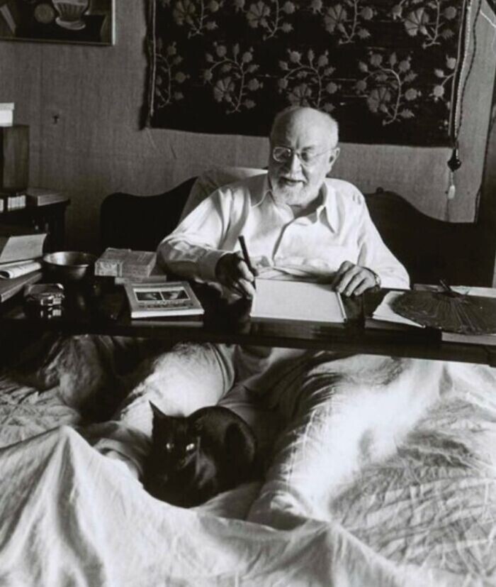 Художник Анри Матисс со своим котом. 1949 год