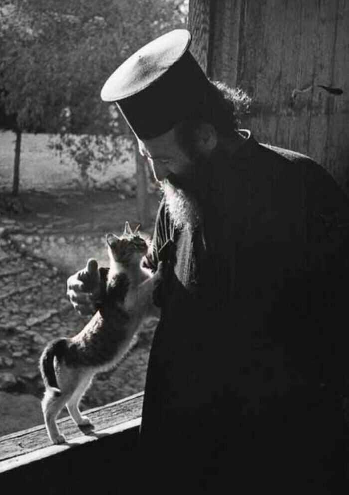 Священник с котом. 1954