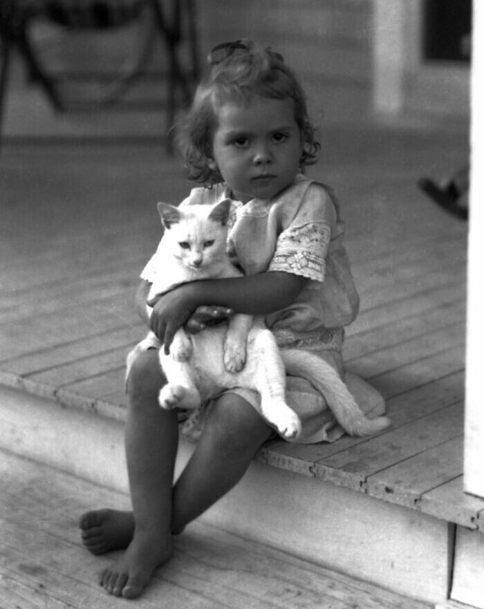 Девочка и кошка. 1920 год