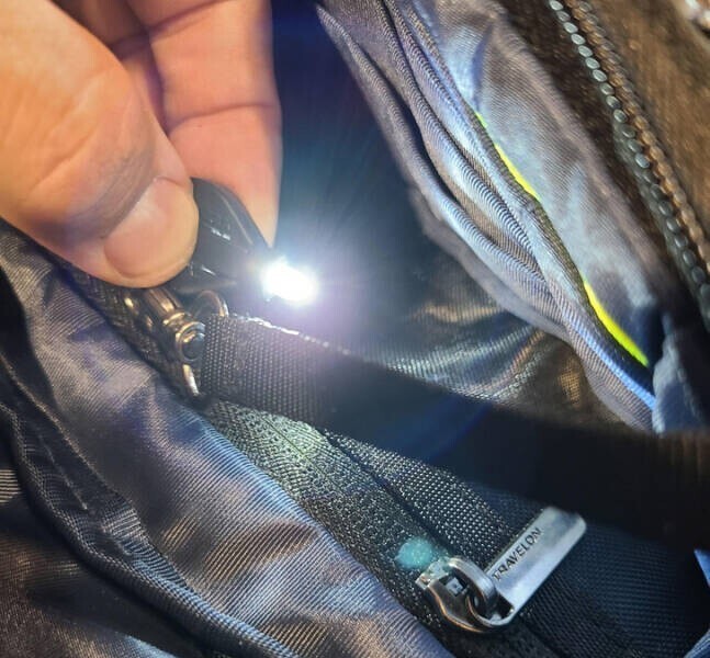 Мини-фонарик на молнии сумки поможет быстрее найти внутри нужную вещь