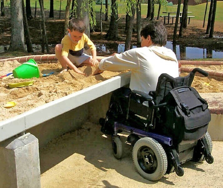 Песочница, в которой могут играть инвалиды-колясочники