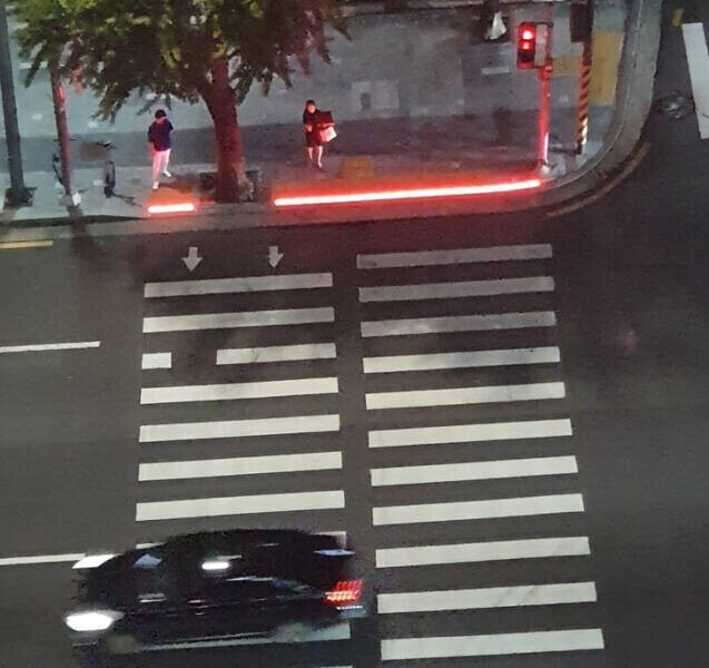 На пешеходных переходах в Корее есть дополнительные световые полосы на земле