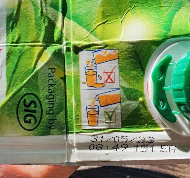 Эта упаковка сока объясняет, как аккуратно налить напиток