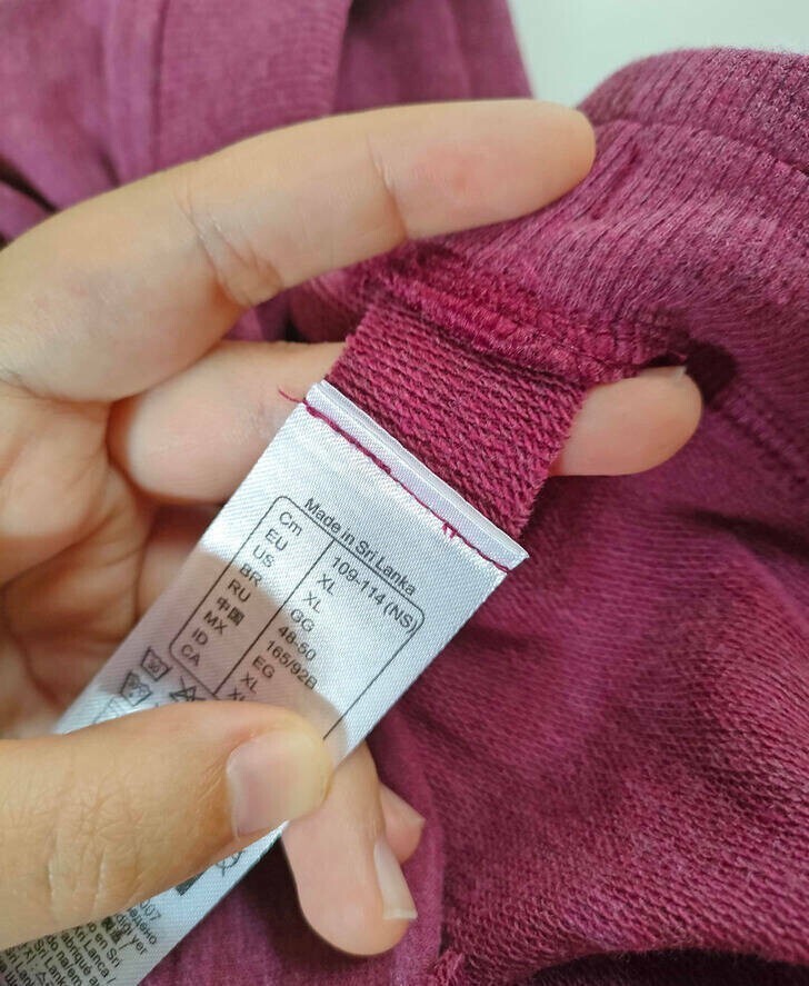 Ярлыки на этом свитере пришиты к небольшим лоскуткам ткани, поэтому их легче отрезать