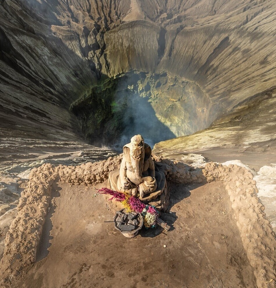 Индуистский бог Ганеша на вершине действующего вулкана горы Бромо, Ява, Индонезия