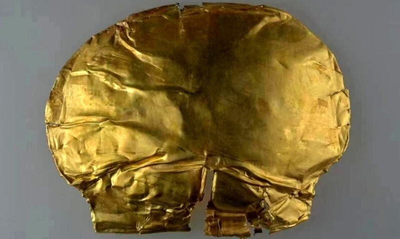 Китайские археологи обнаружили золотую «погребальную маску» возрастом более 3000 лет