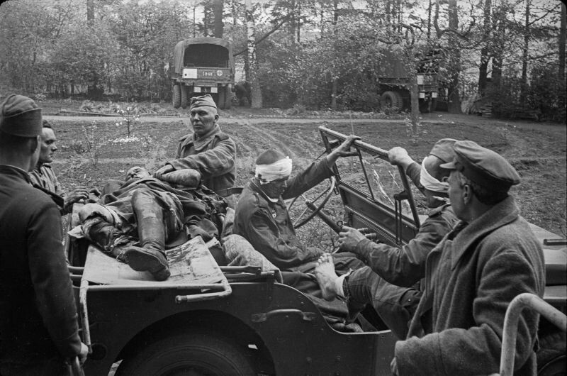 Погрузка раненых бойцов Красной Армии в "Виллис". Германия, 1945-й год
