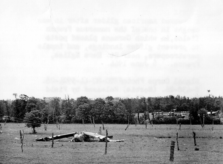 Американский планер Waco CG-4A, разрушенный при приземлении на поле, усыпанном многочисленными столбиками, так называемой «спаржи Роммеля»