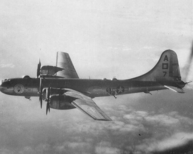 Поврежденный японским истребителем бомбардировщик В-29 (Boeing B-29-40-BW Superfortress «American Maid», серийный номер 42-24593) 497-й американской эскадрильи 73-й бомбардировочной группы пролетает над Токио, возвращаясь на базу на Сайпане
